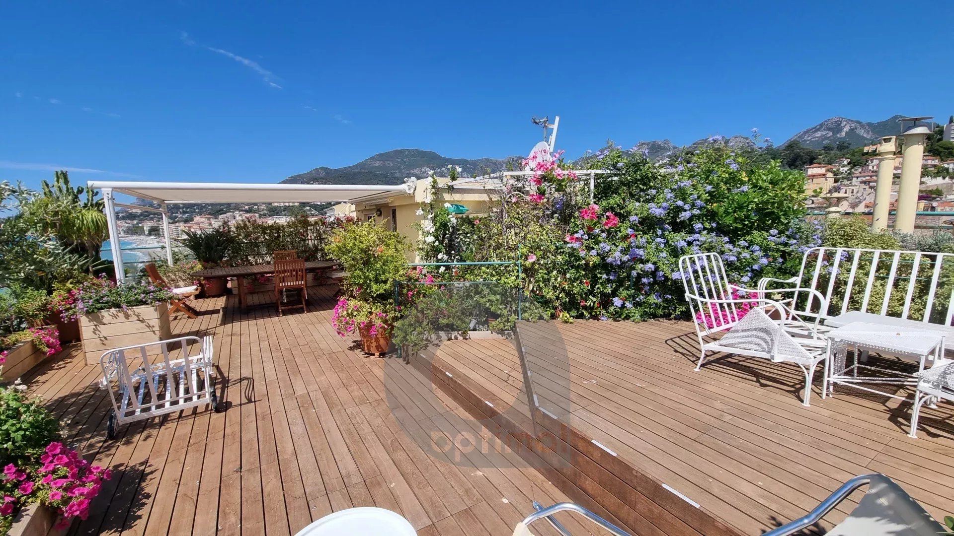 Menton – Bord et face mer, deux appartements d’exception avec solarium panoramique, vue mer et montagne exceptionnelle.