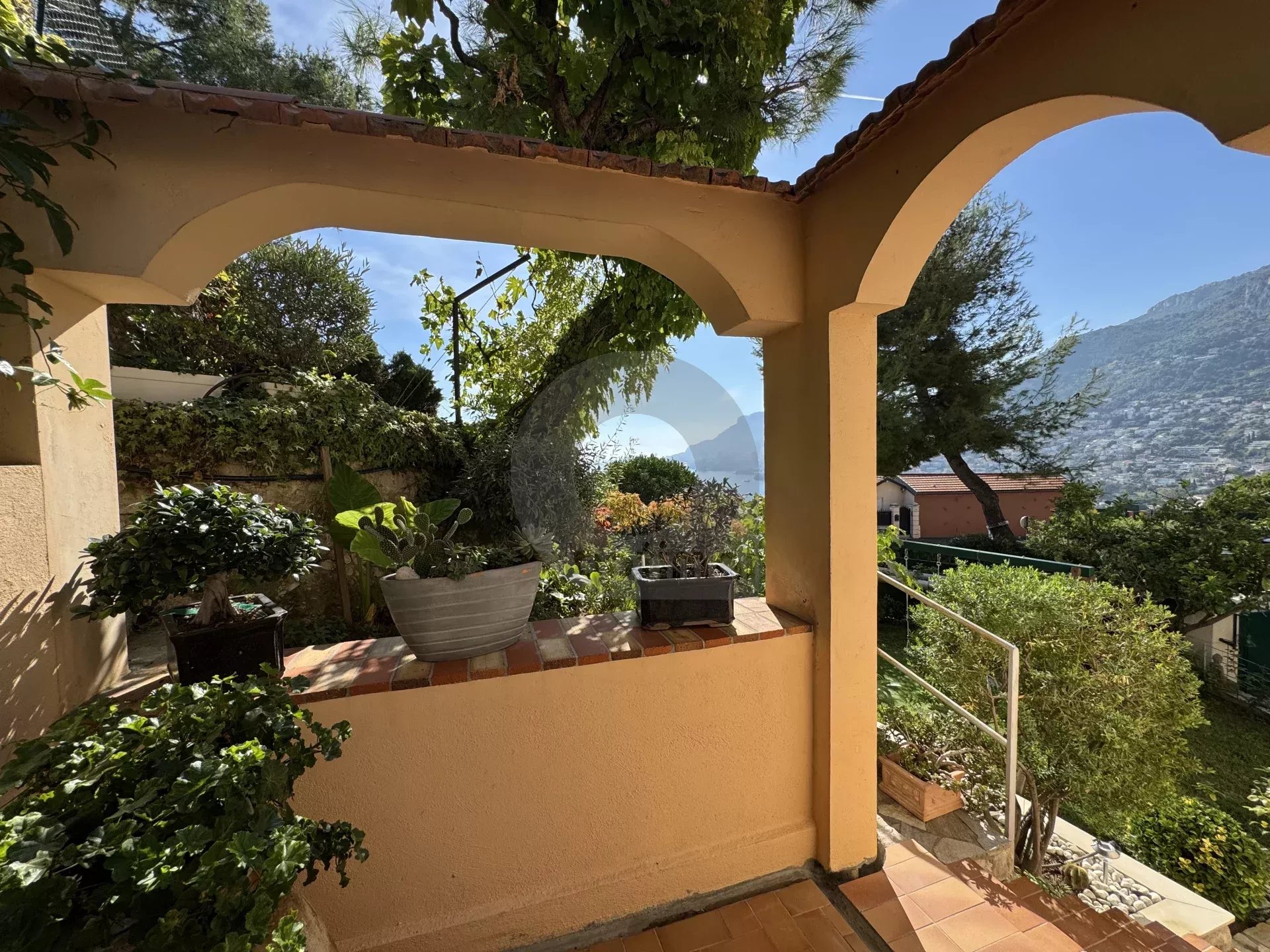 VILLA ROQUEBRUNE VUE MER EXCELLENT ÉTAT TERRASSE JARDIN GARAGE
