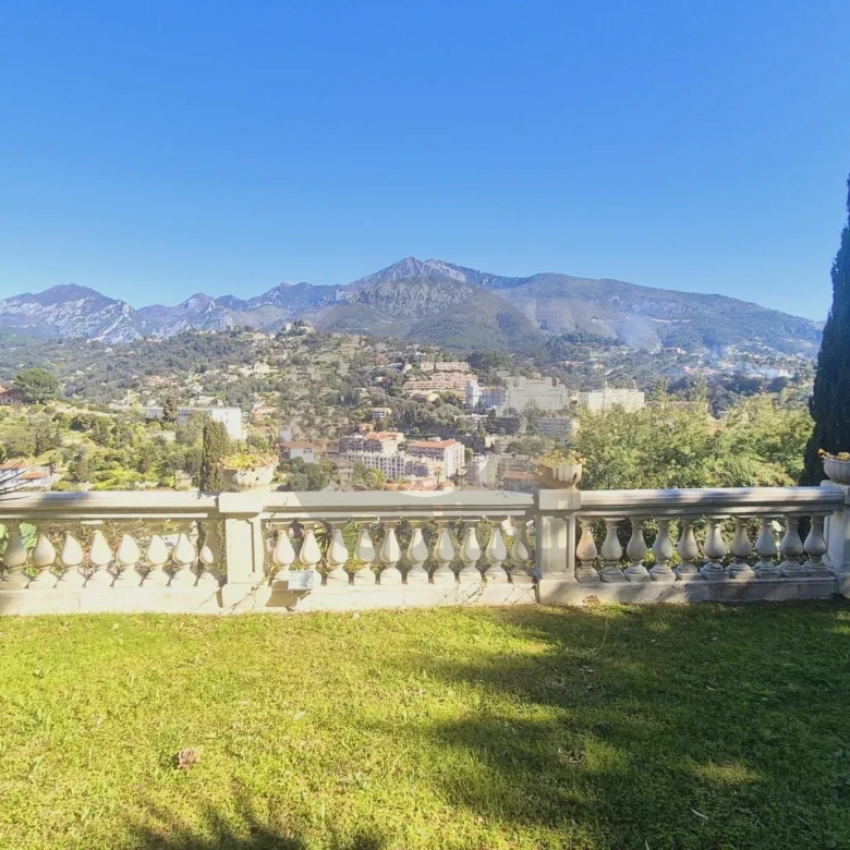Élégante Villa avec Vue Panoramique – Menton, Quartier Résidentiel
