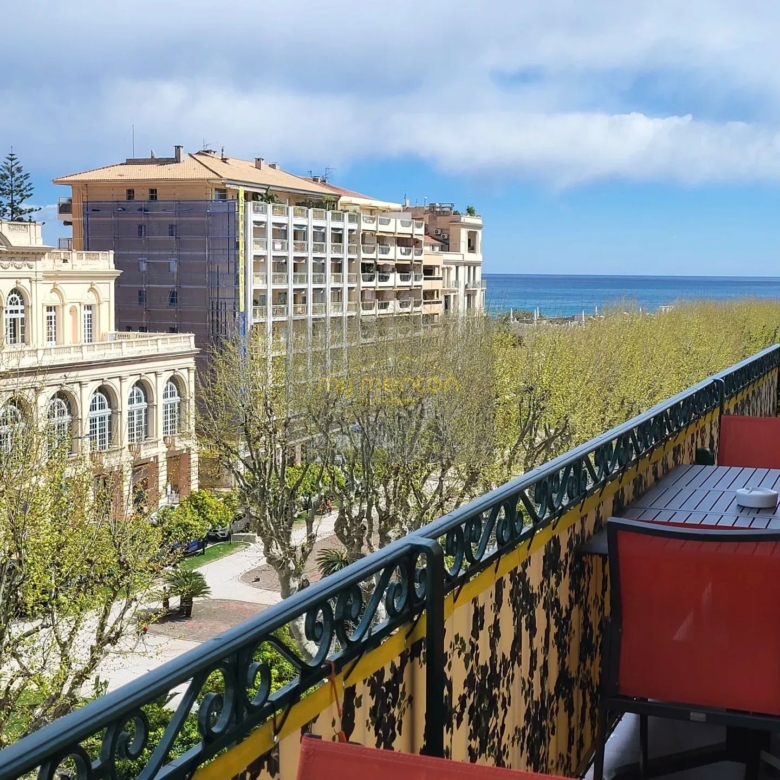 Appartement d’exception – Dernier étage, balcons et vue mer – Menton Centre