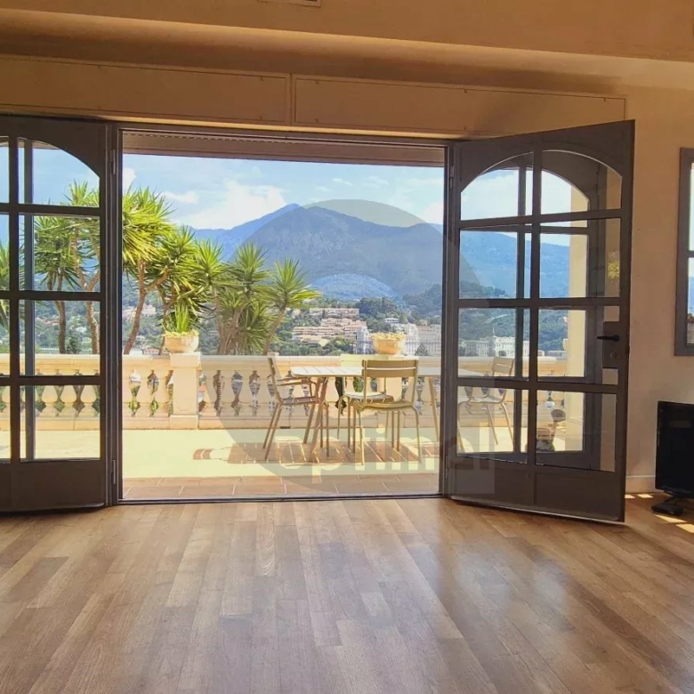 Élégante Villa avec Vue Panoramique – Menton, Quartier Résidentiel