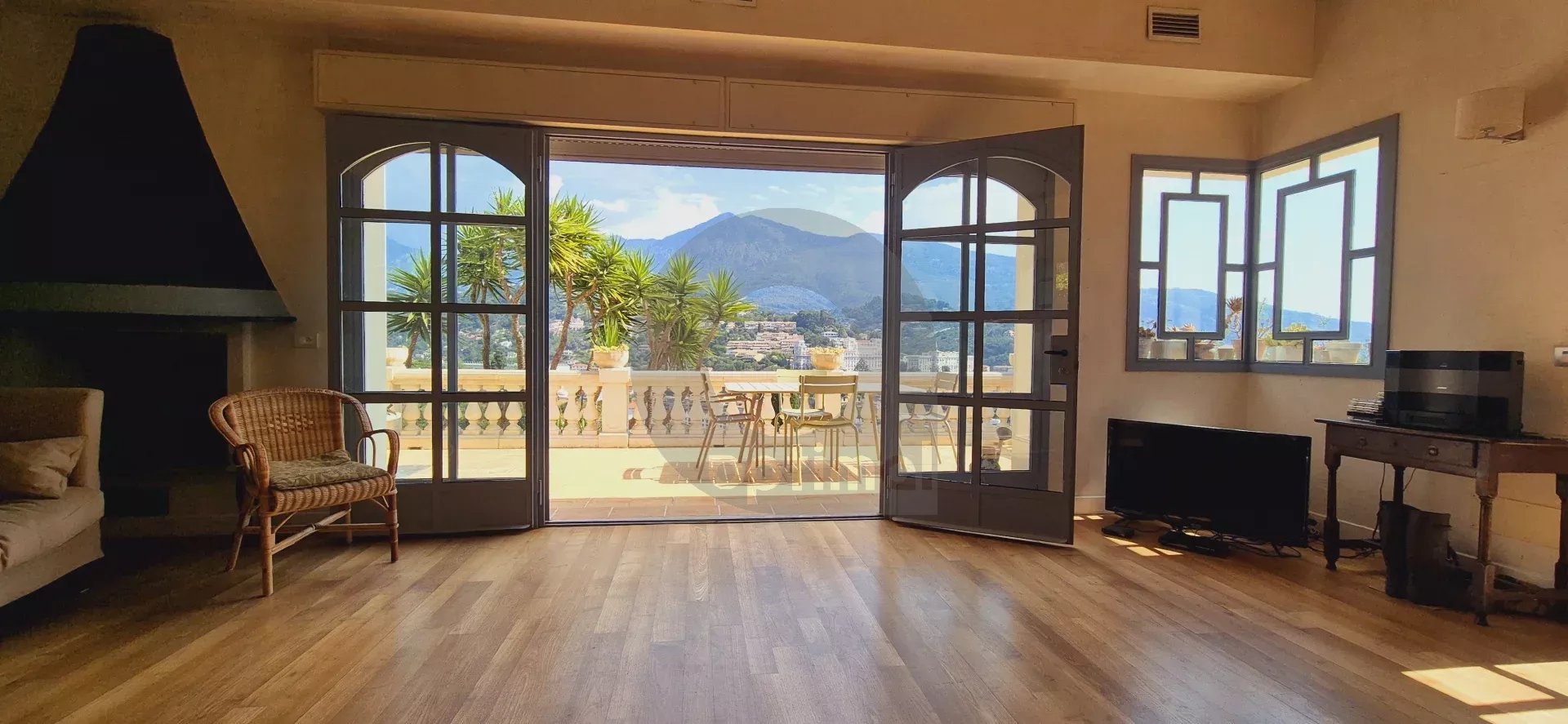 Élégante Villa avec Vue Panoramique – Menton, Quartier Résidentiel