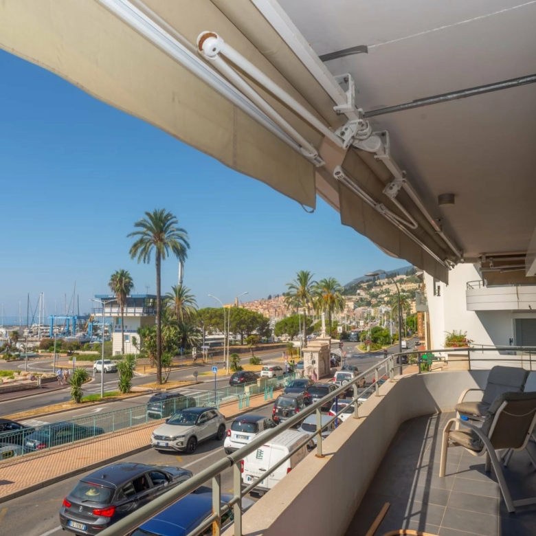 Menton Garavan, bord de mer immeuble récent