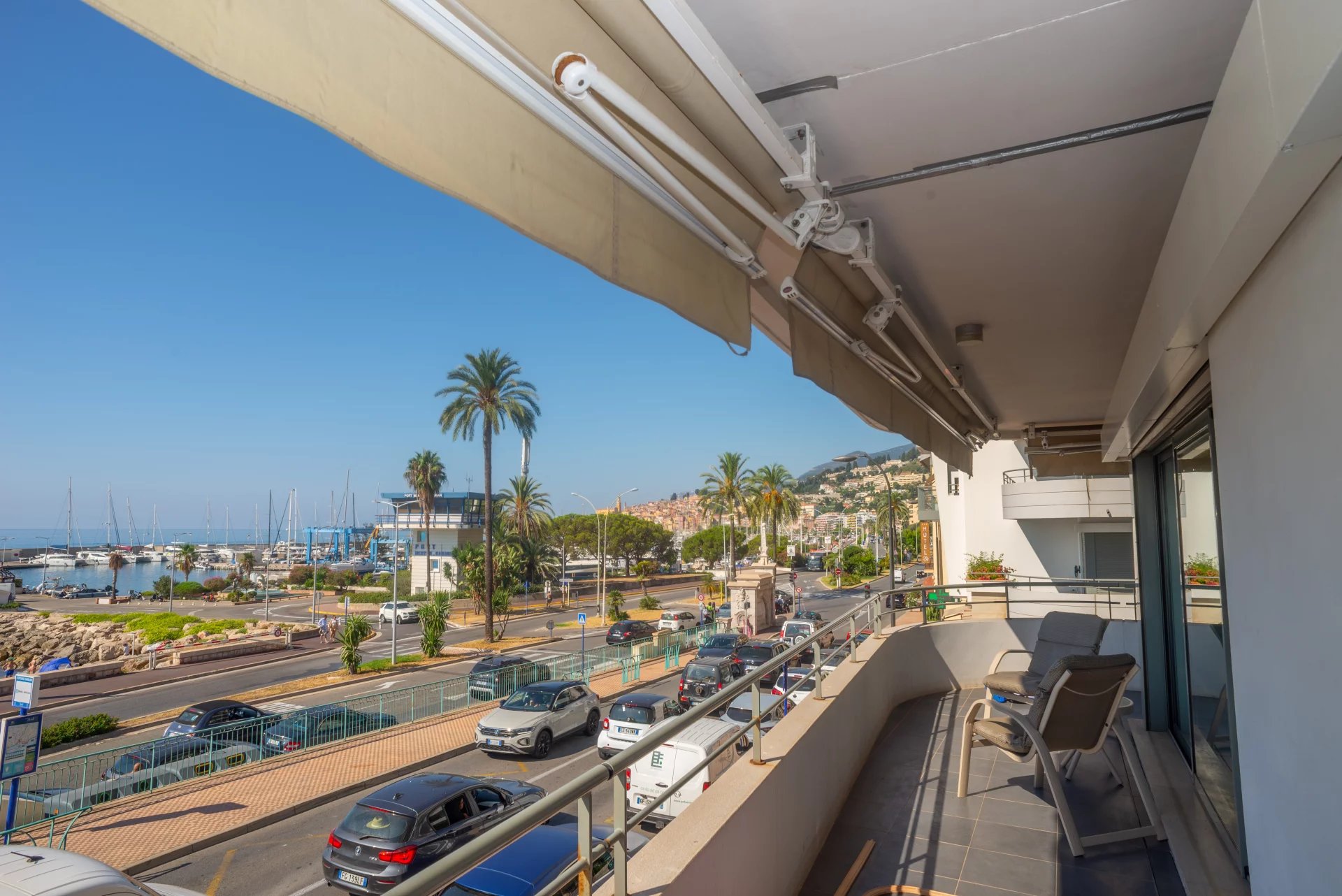 Menton Garavan, bord de mer immeuble récent
