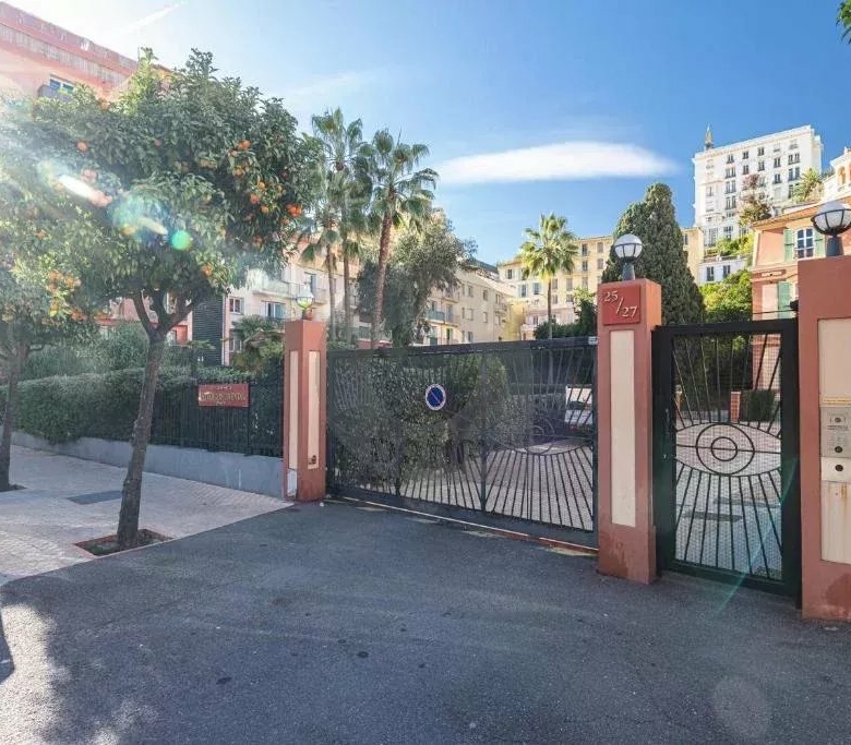 Menton central 3P terrasse parking piscine.