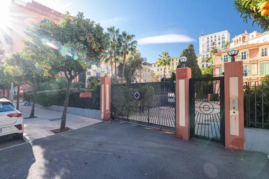 Menton central 3P terrasse parking piscine.