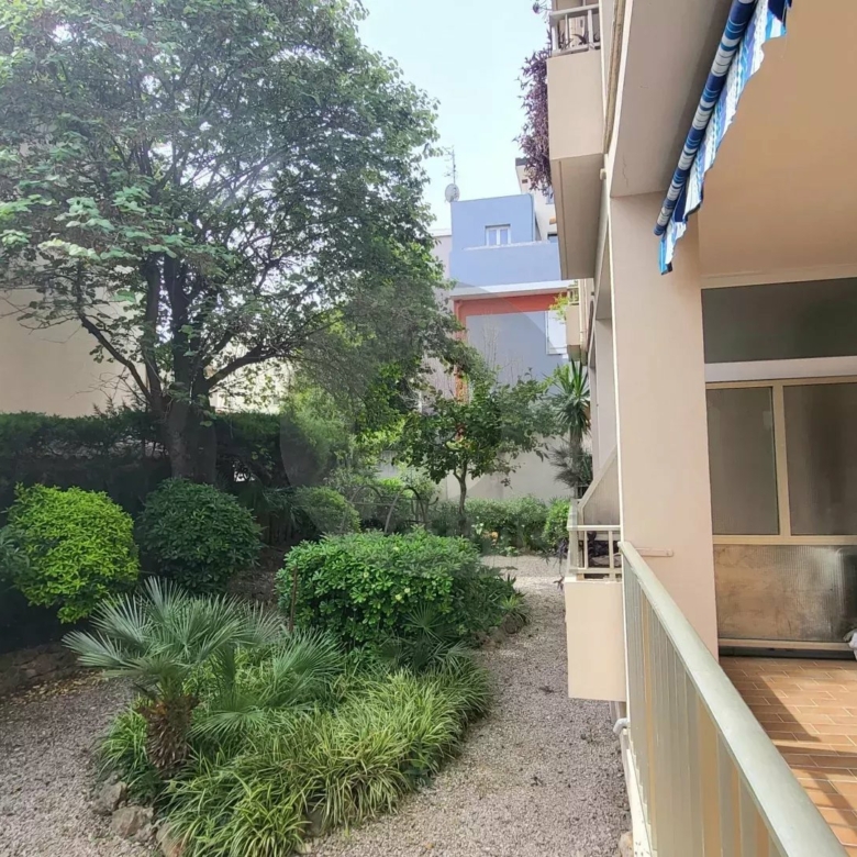 Roquebrune Cap Martin  – Coquet deux pièces avec terrasse à 100 mt des plages