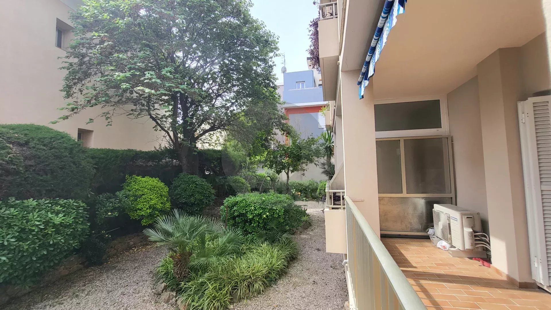 Roquebrune Cap Martin  – Coquet deux pièces avec terrasse à 100 mt des plages