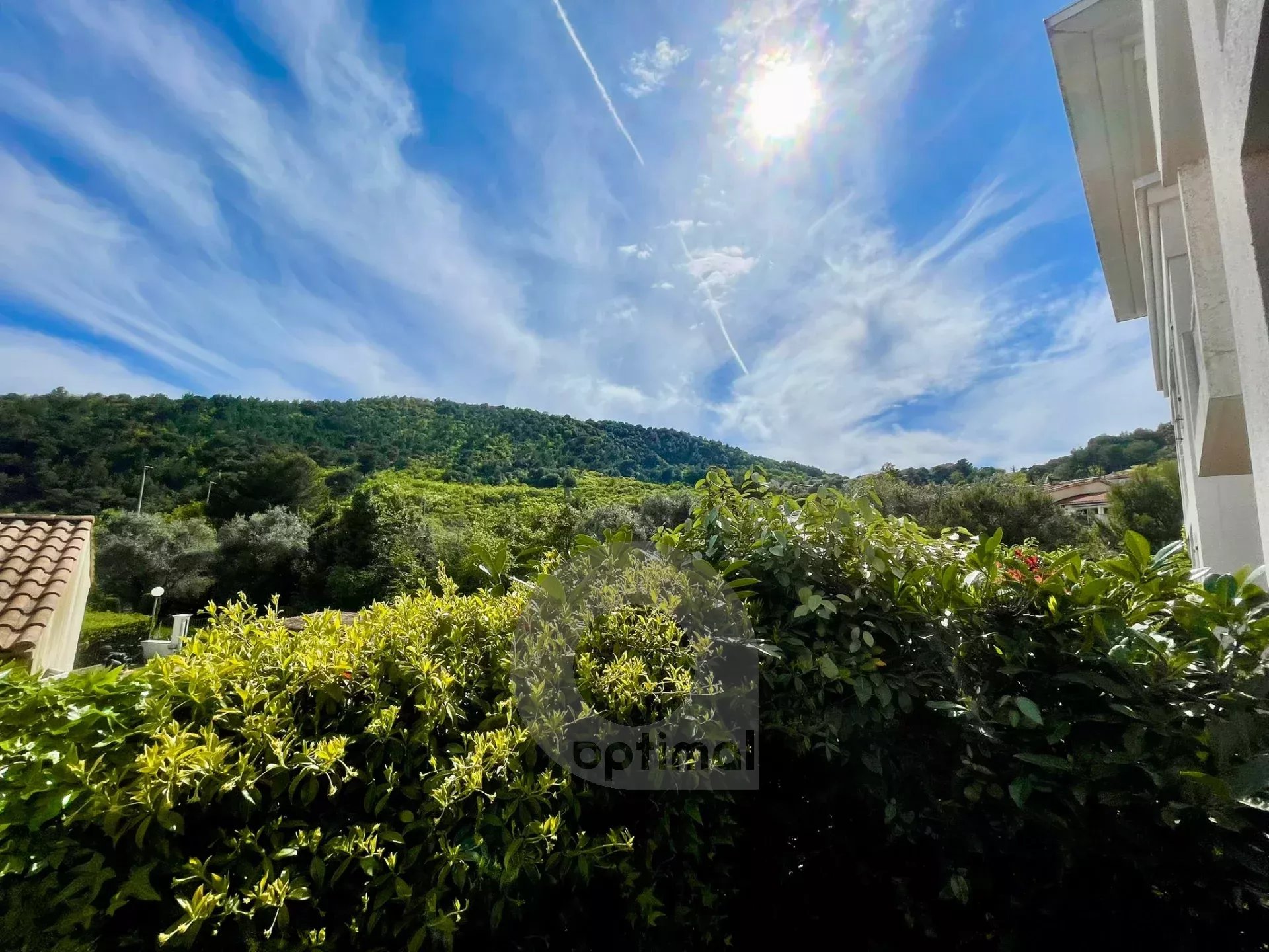 Proche Eze VIllage, 3 p en RDJ, terrasse/jardin garage