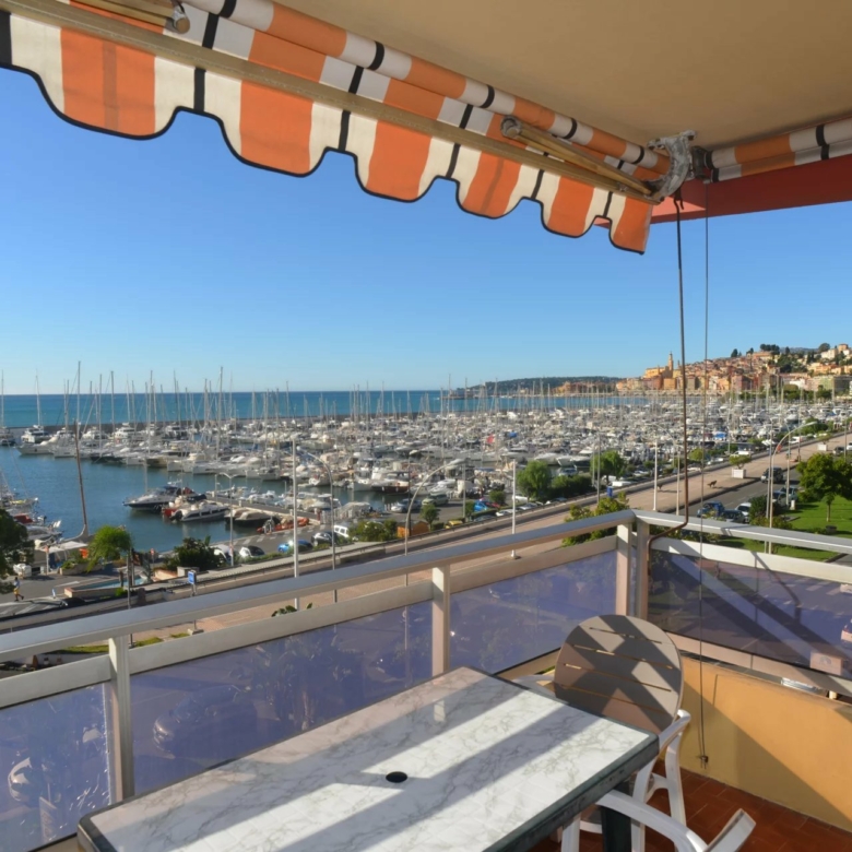 Menton Garavan appartement trois piéces front de mer vue panoramique mer, ports et Vieille-Ville