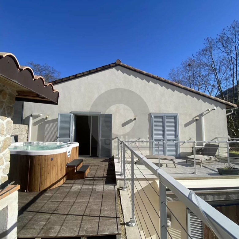A VENDRE – BELLE MAISON AU CALME CADRE VERDOYANT