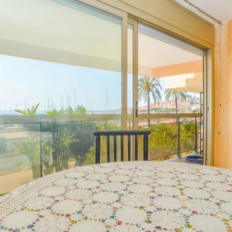 Menton – appartement trois pièces front de mer à Garavan
