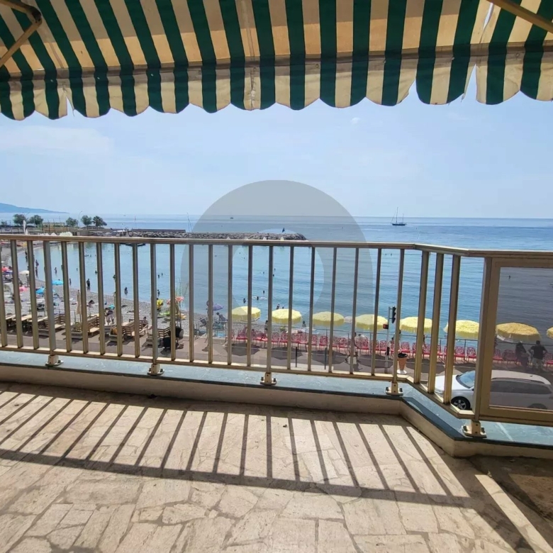 FRONT DE MER 2P 43M2 AVEC TERRASSE 12M2 CAVE