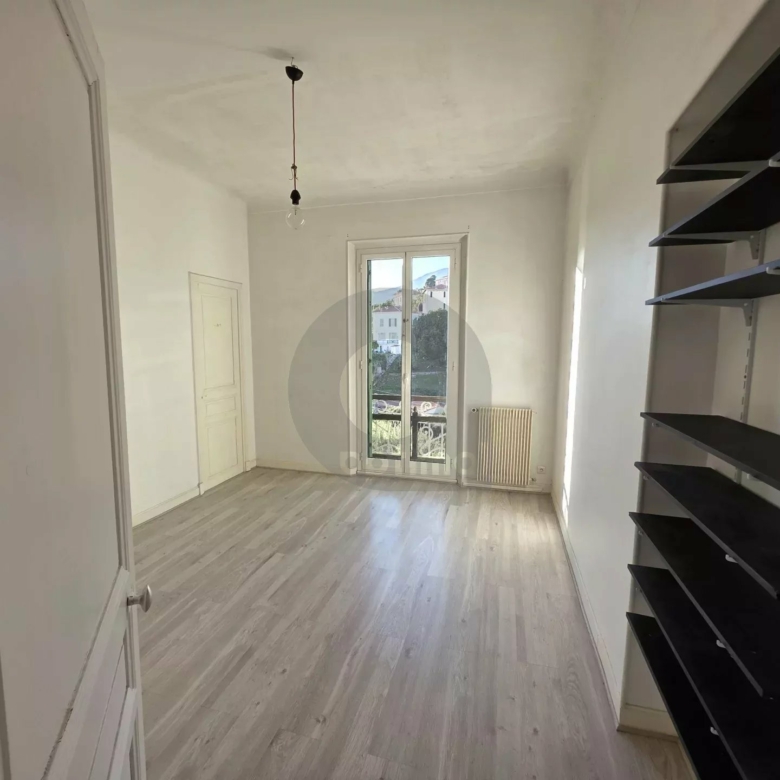 GRAND APPARTEMENT DE CINQ PIECES MENTON PROCHE CENTRE VILLE