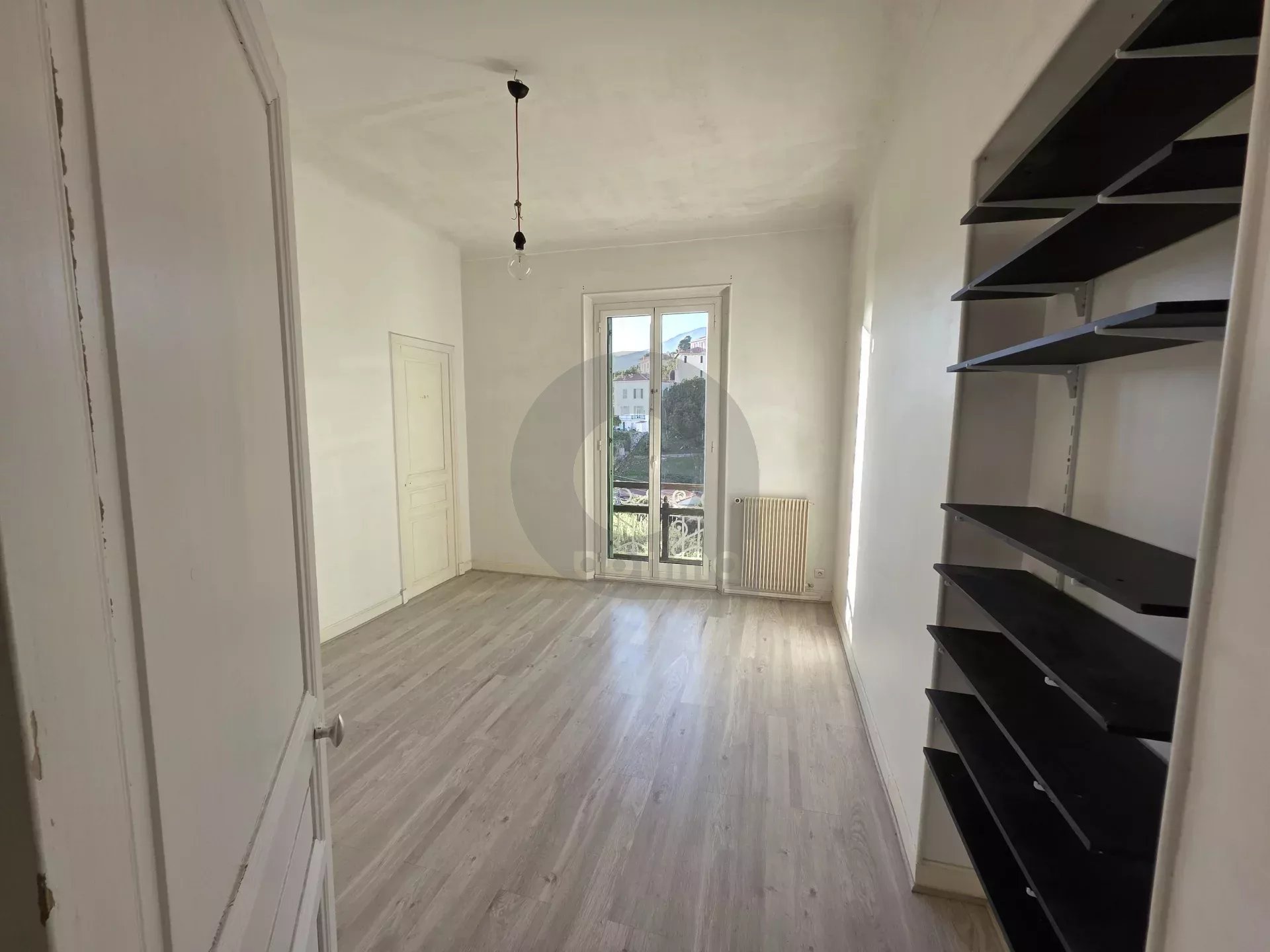 GRAND APPARTEMENT DE CINQ PIECES MENTON PROCHE CENTRE VILLE