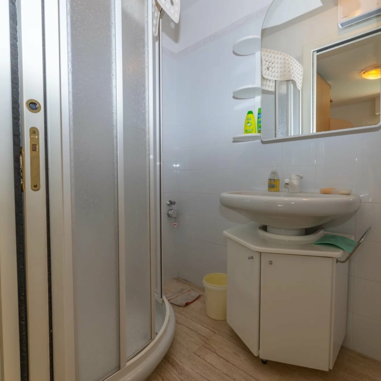 ROQUEBRUNE CAP-MARTIN – APPARTEMENT TROIS PIECES AVEC GRANDE TERRASSE, DEPENDANCE, CAVE ET PARKING
