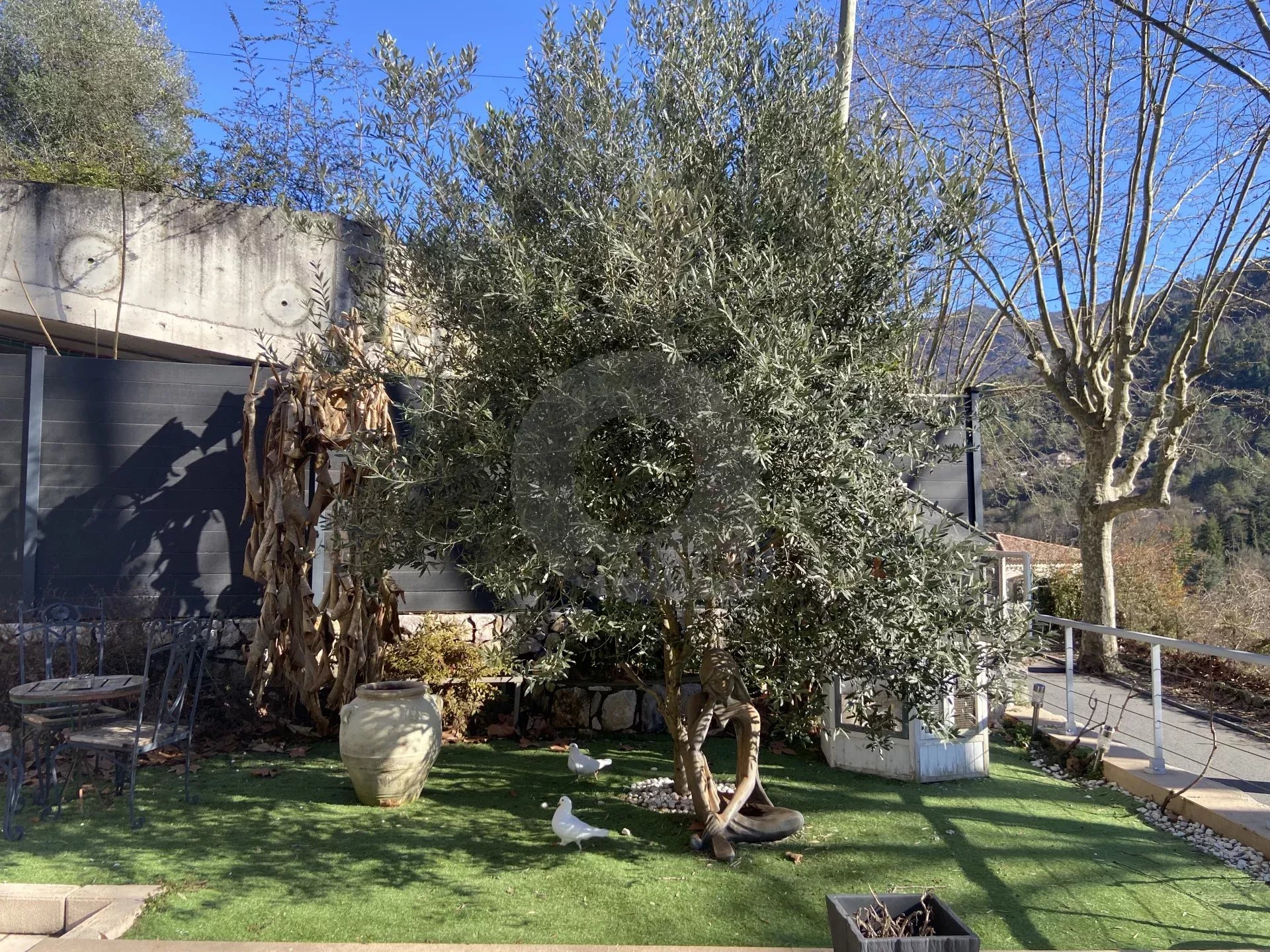 A VENDRE – BELLE MAISON AU CALME CADRE VERDOYANT