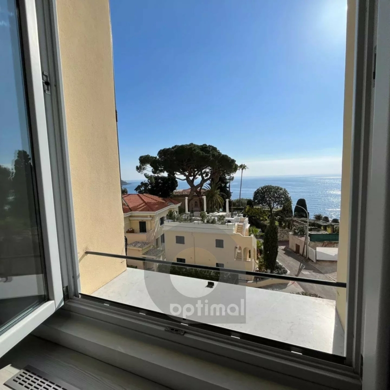 Roquebrune-Cap-Martin, proche Monaco, résidence Luxe avec piscine. Dernier étage vue mer.