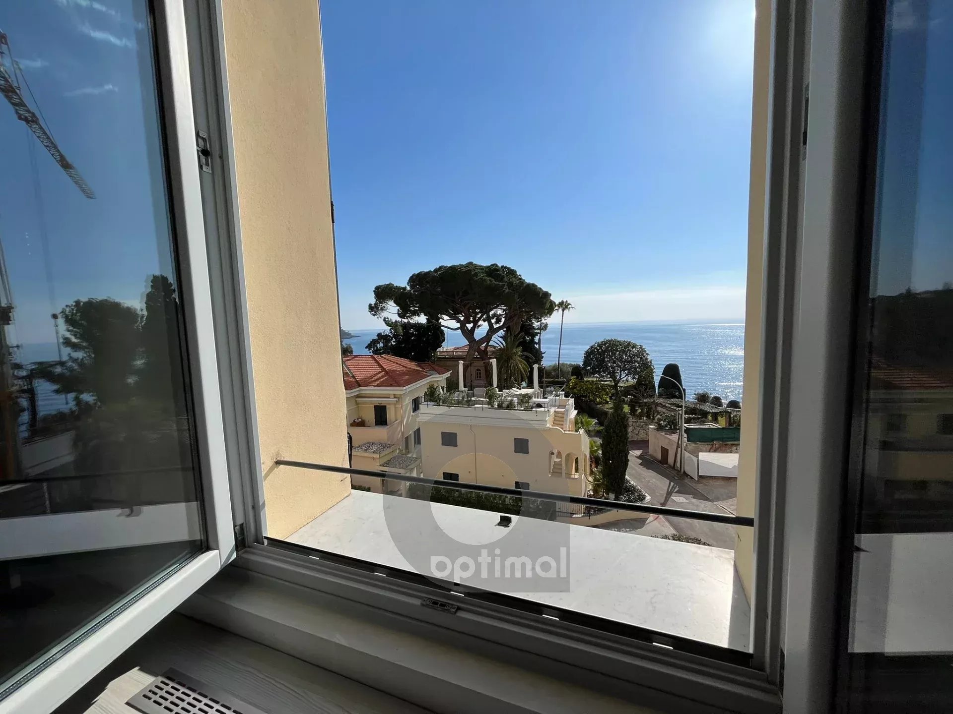 Roquebrune-Cap-Martin, proche Monaco, résidence Luxe avec piscine. Dernier étage vue mer.