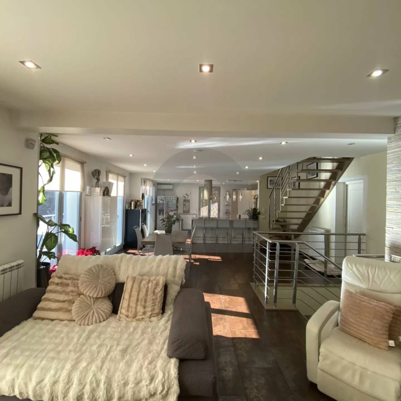 A VENDRE – BELLE MAISON AU CALME CADRE VERDOYANT