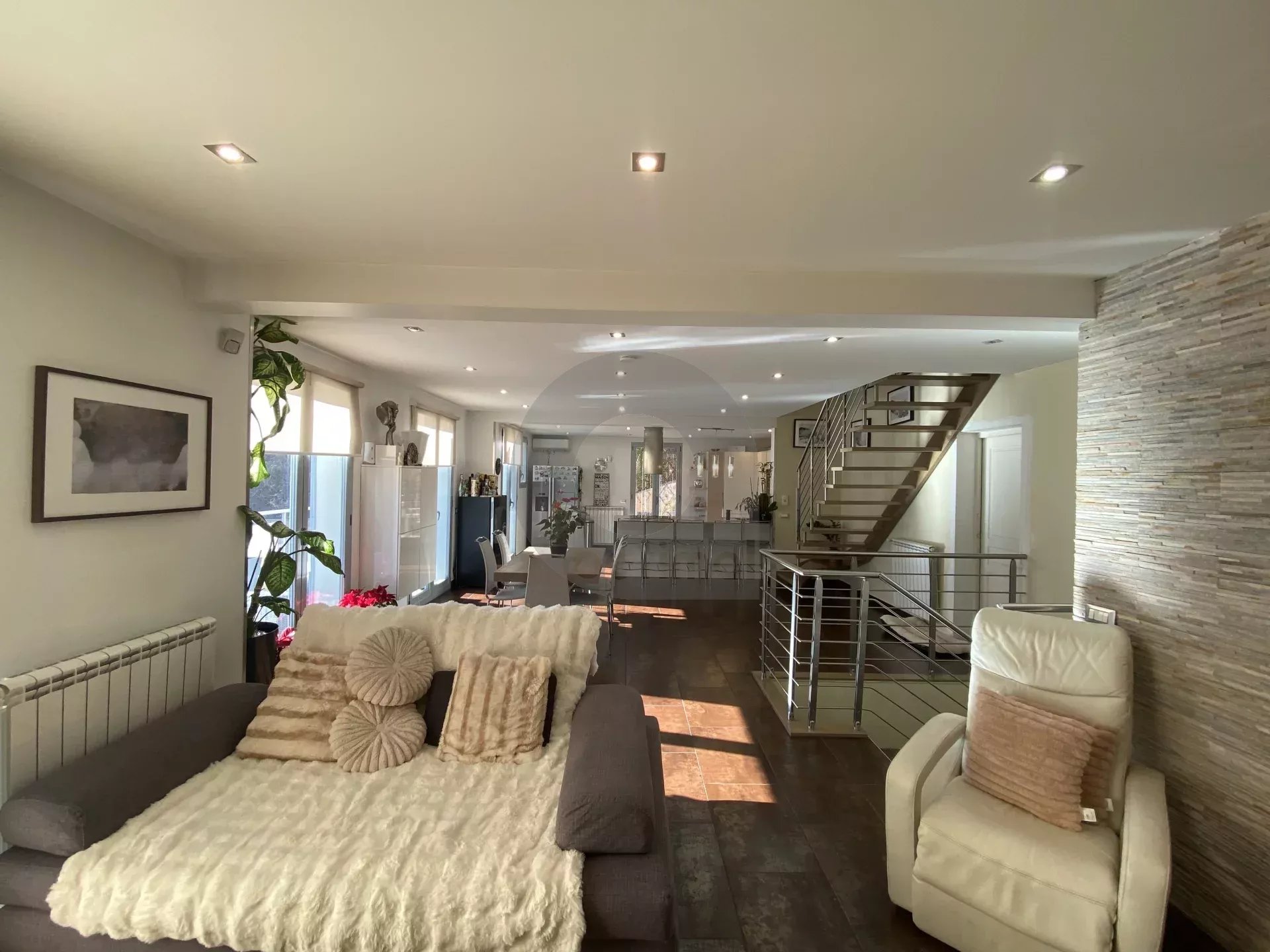 A VENDRE – BELLE MAISON AU CALME CADRE VERDOYANT