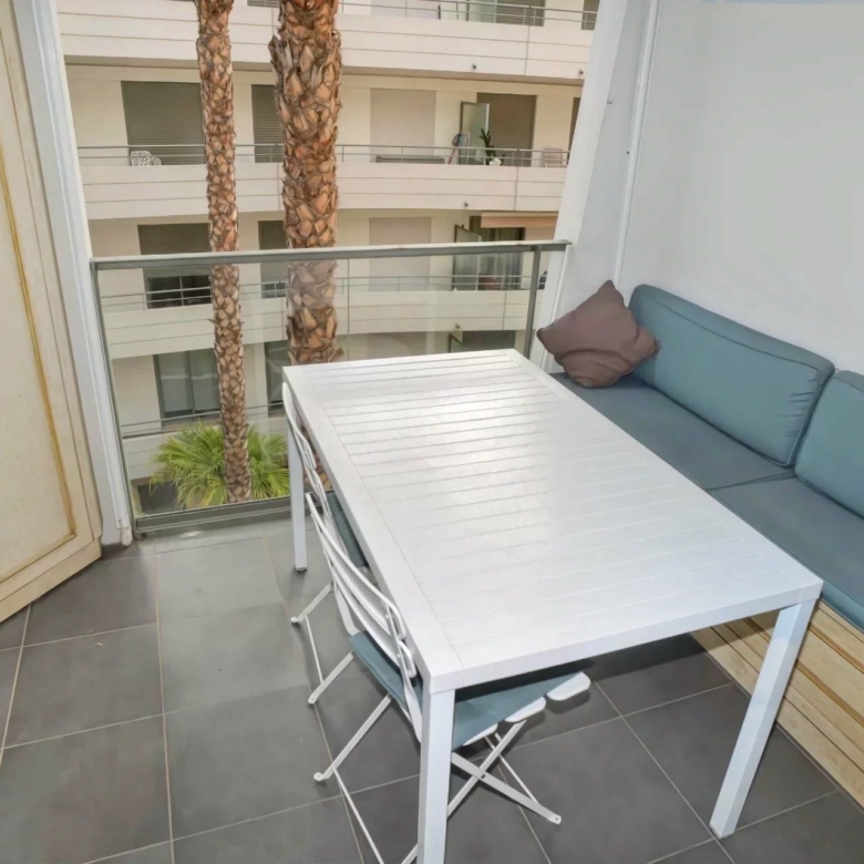 Menton Garavan, bord de mer immeuble récent de haut standing