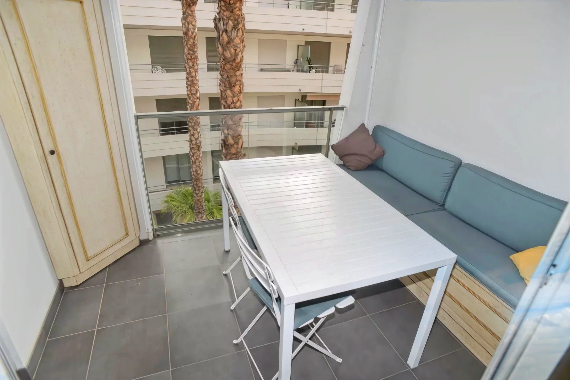 Menton Garavan, bord de mer immeuble récent de haut standing