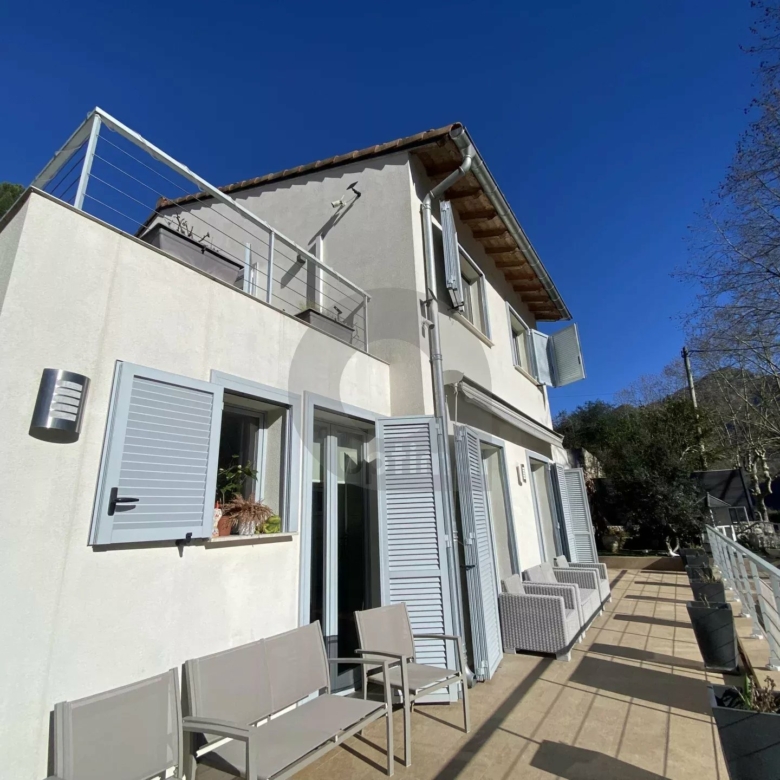 A VENDRE – BELLE MAISON AU CALME CADRE VERDOYANT