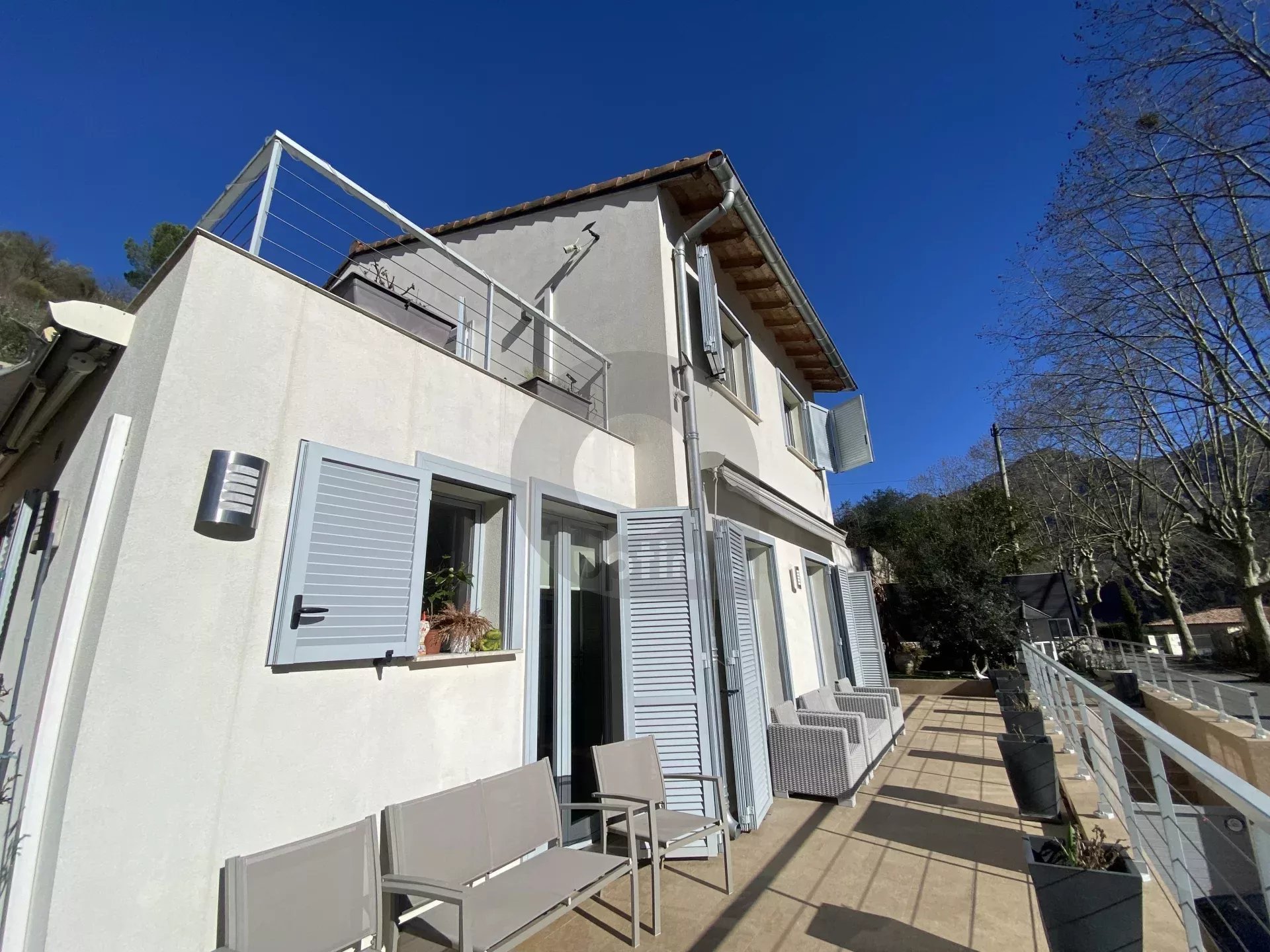 A VENDRE – BELLE MAISON AU CALME CADRE VERDOYANT