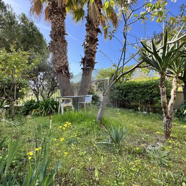 ROQUEBRUNE 3 PIÈCES CENTRE VILLE JARDIN PARKING CALME