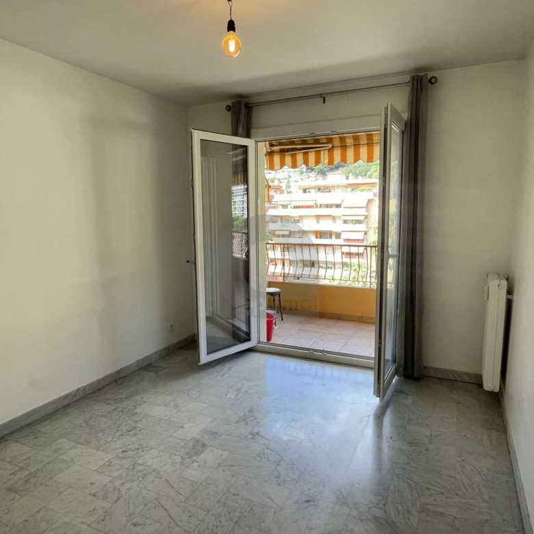 A LOUER – Menton Careï : 2P en étage élevé – Terrasse – Cave – Gge