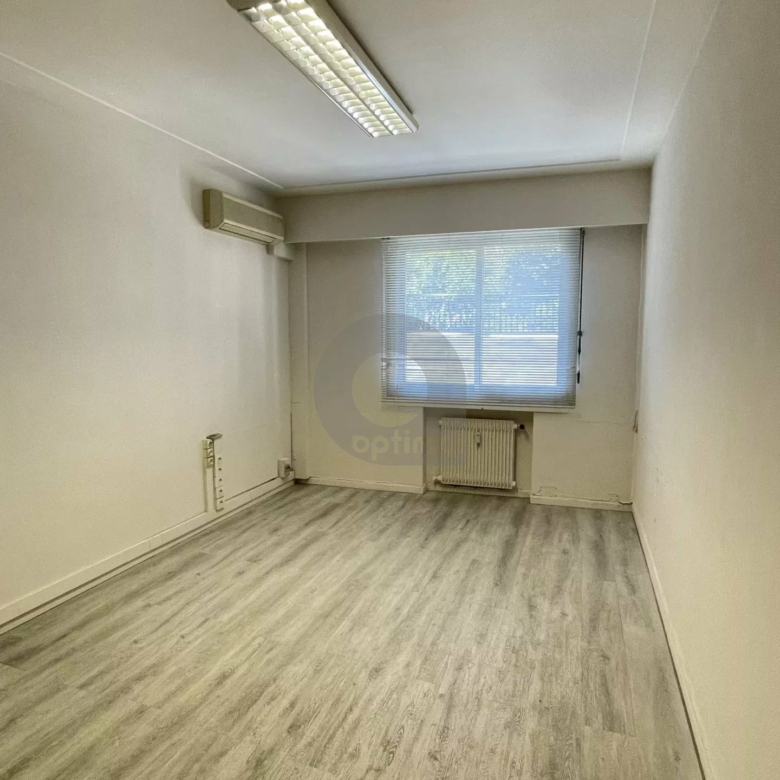 Menton secteur gare sncf : à louer local commercial en rdc