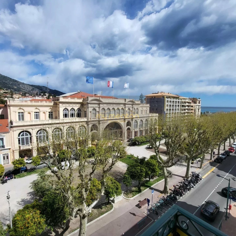 Appartement d’exception – Dernier étage, balcons et vue mer – Menton Centre