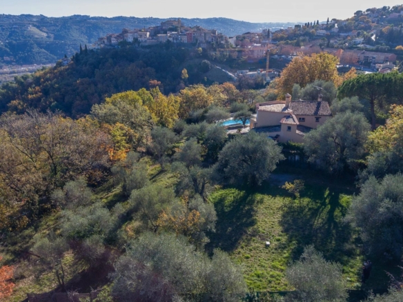 Rare, proche village Gattières