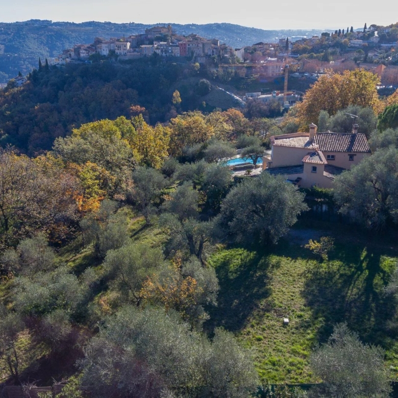 Rare, proche village Gattières