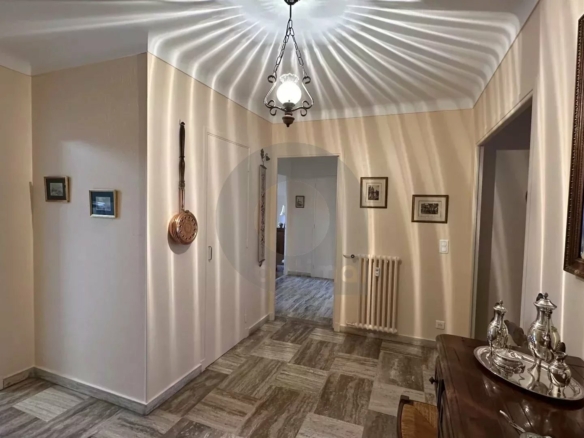 MENTON COURS DU CENTENAIRE: GRAND TROIS PIECES AVEC GARAGE ET CAVE A VENDRE EN VIAGER OCCUPE