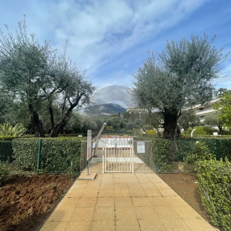 RCM PLATEAU DU CAP : A LOUER STUDIO MEUBLE – TERRASSE – GARAGE – CAVE