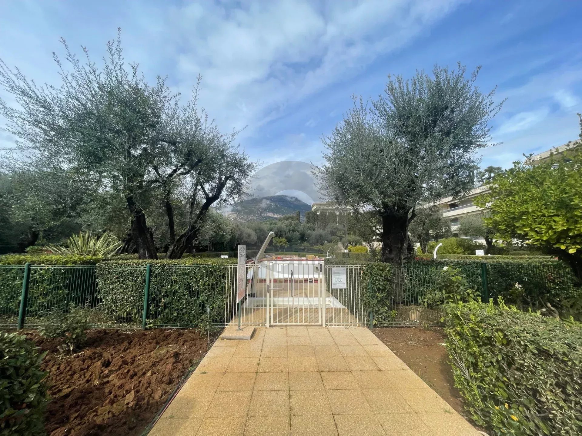 RCM PLATEAU DU CAP : A LOUER STUDIO MEUBLE – TERRASSE – GARAGE – CAVE