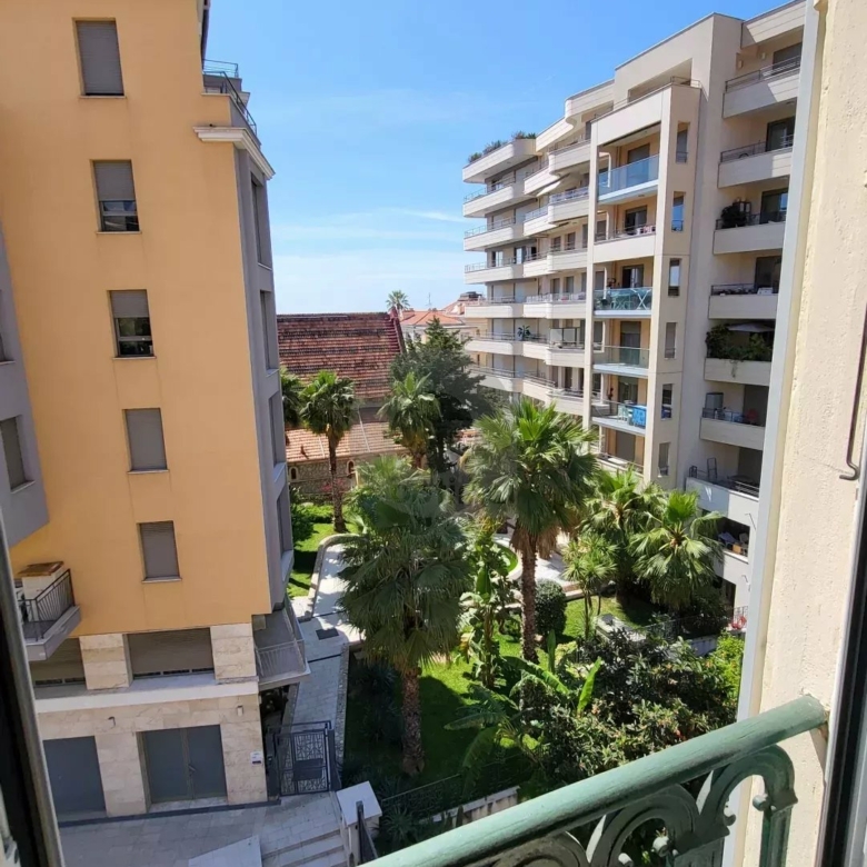 Menton Jardin Bioves – dernier étage –  Appartement triple exposition