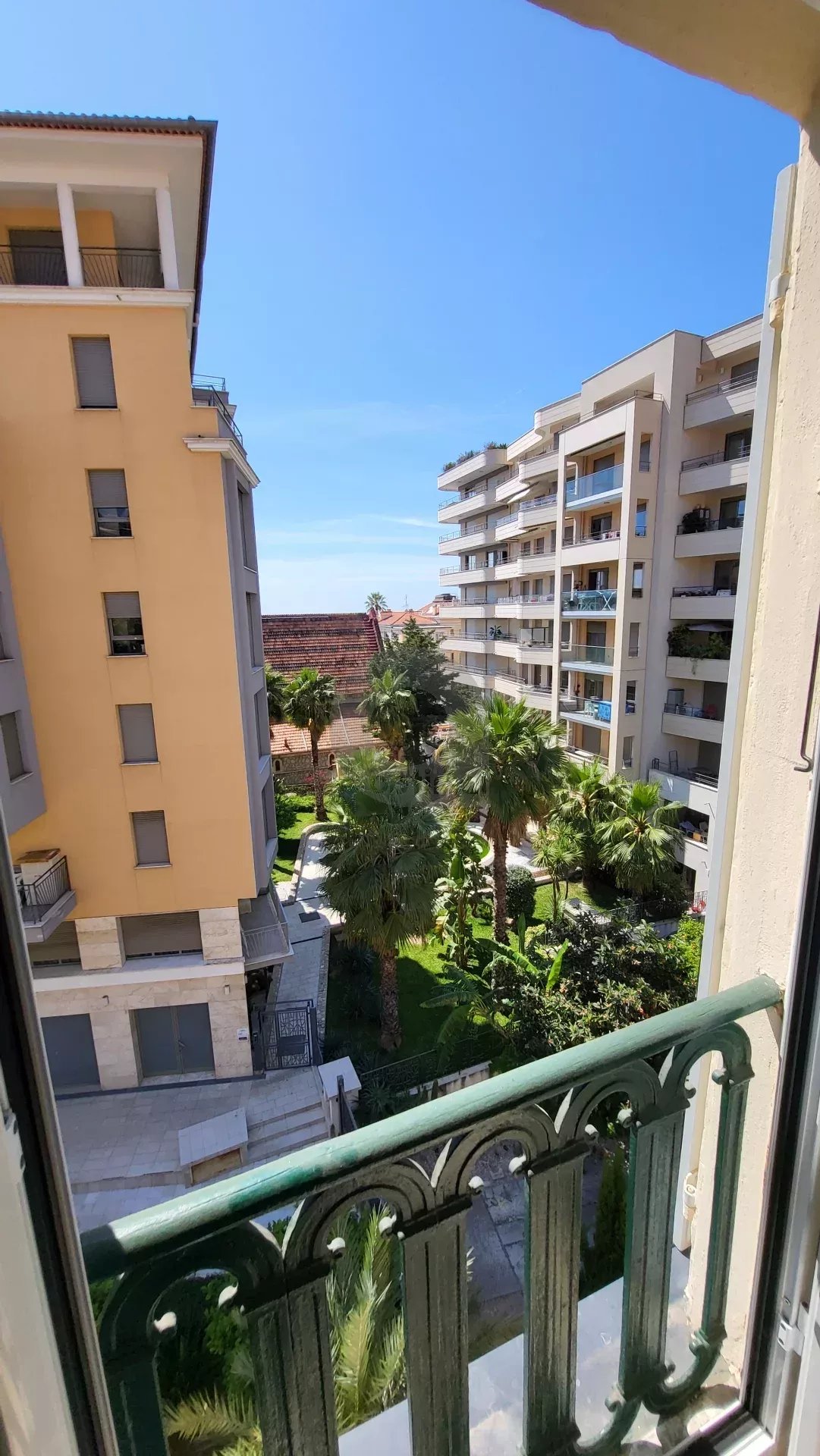 Menton Jardin Bioves – dernier étage –  Appartement triple exposition