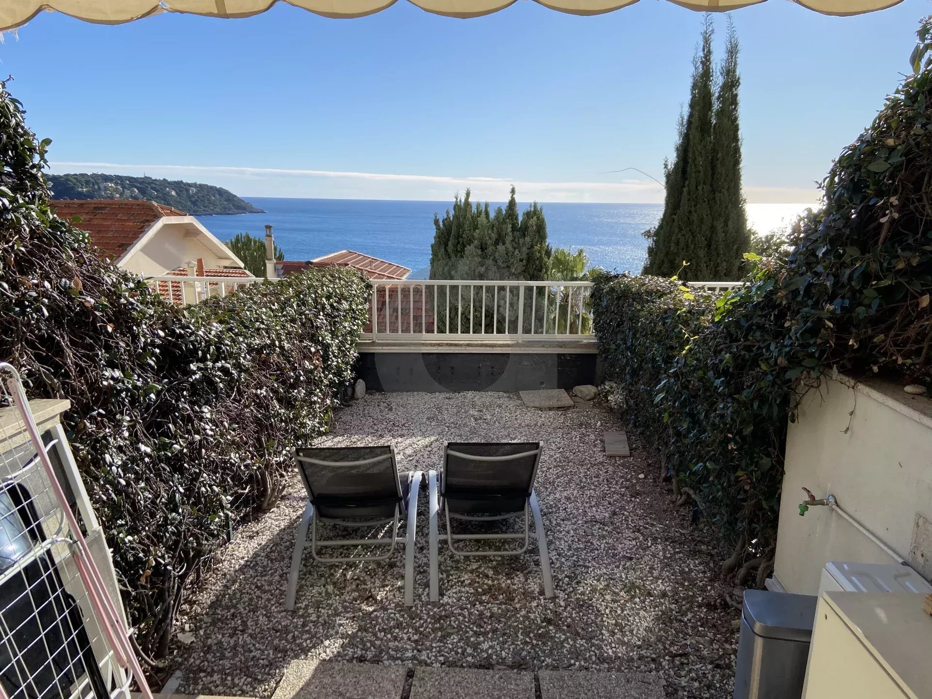 ROQUEBRUNE SECTEUR CABBE – STUDIO TERRASSE VUE MER – PISCINE