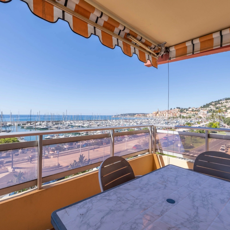 Menton Garavan appartement trois piéces front de mer vue panoramique mer, ports et Vieille-Ville
