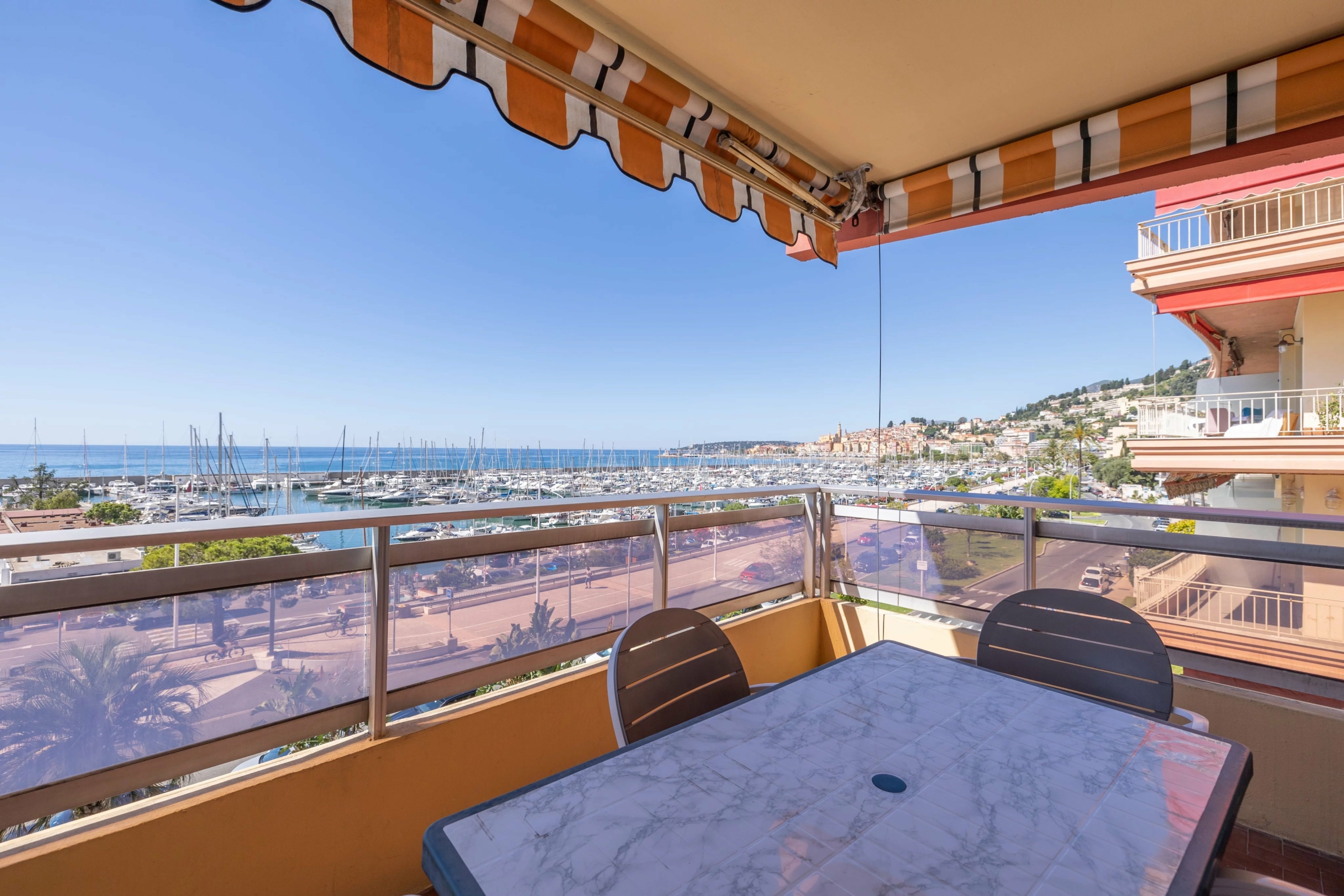 Menton Garavan appartement trois piéces front de mer vue panoramique mer, ports et Vieille-Ville