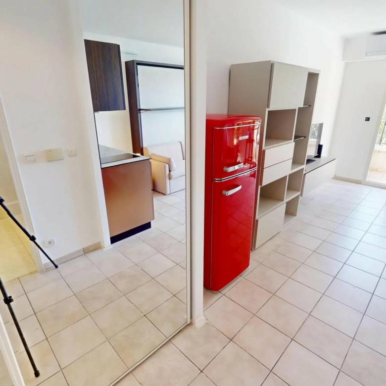 Magnifique studio avec balcon vue mer et garage plein centre de Menton