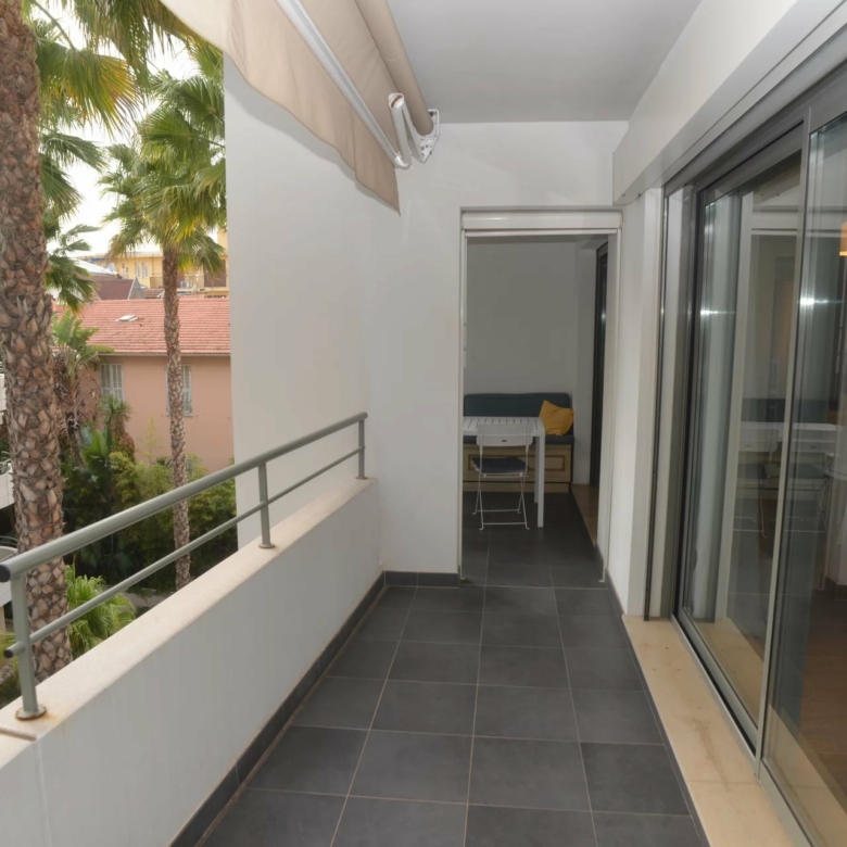Menton Garavan, bord de mer immeuble récent de haut standing