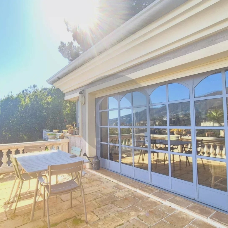 Élégante Villa avec Vue Panoramique – Menton, Quartier Résidentiel