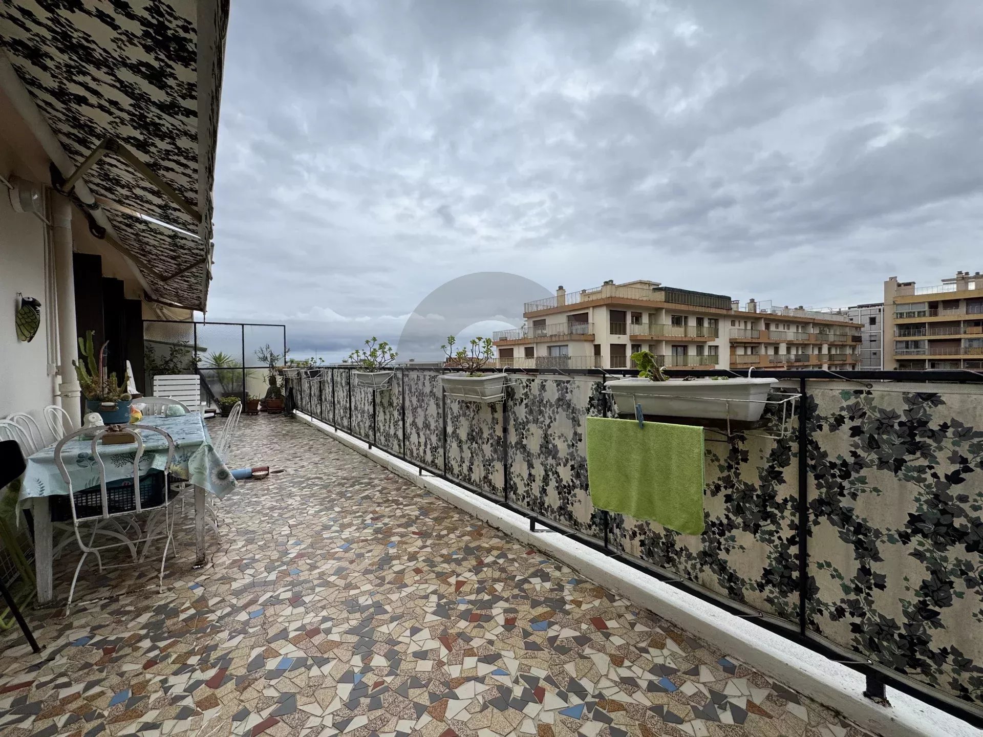 ROQUEBRUNE 3 PIÈCES DERNIER ÉTAGE 30M2 DE TERRASSE PARKING