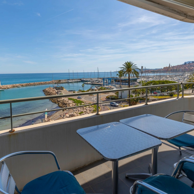 Menton Garavan, bord de mer immeuble récent