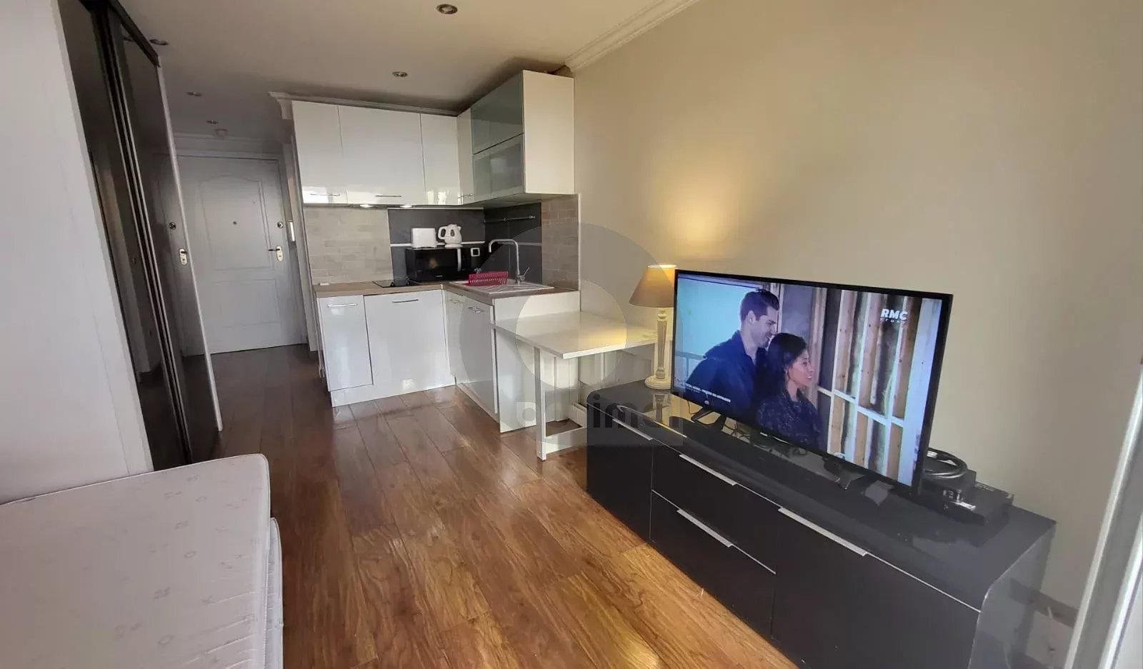 ROQUEBRUNE SECTEUR CABBE – STUDIO TERRASSE VUE MER – PISCINE