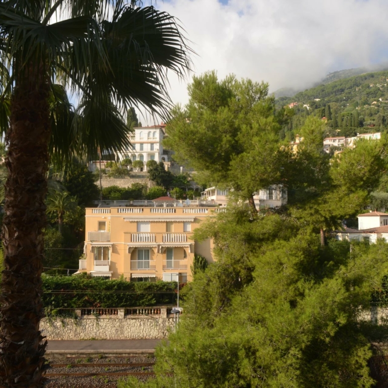 Joli 2P avec balcon vue collines résidence bord de  mer avec piscine